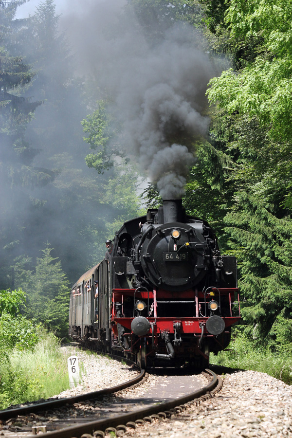 64 419 in der Steigung auf der Schwäbischen Waldbahn